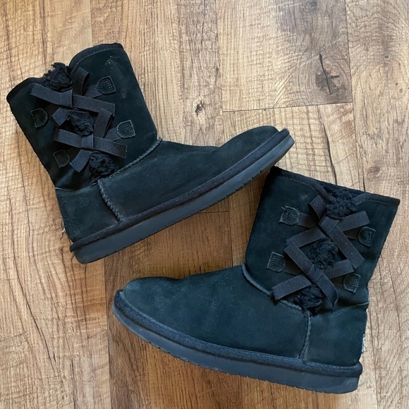 Koolaburra by Ugg | Black Victoria Short Furr Boot - Picture 2 of 7